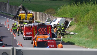 Vier Schwerverletzte: Kleinbus auf Pyhrnautobahn bei Spital am Pyhrn schwer verunfallt