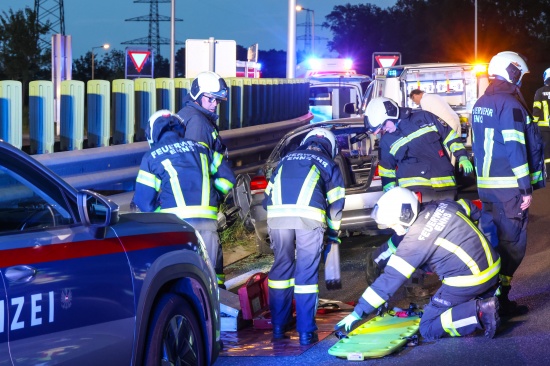 Personenrettung: Eingeklemmte Person nach Verkehrsunfall auf Westautobahn bei Enns aus Auto befreit