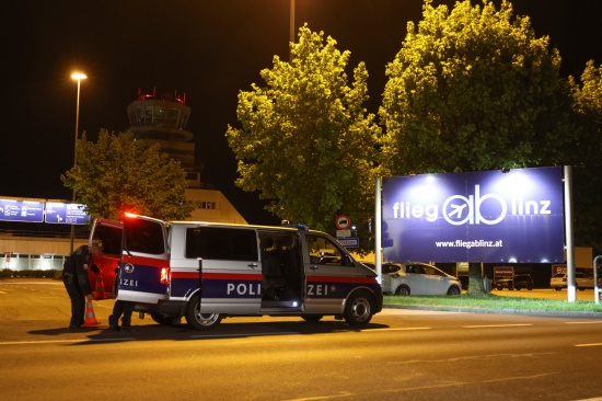 Bombendrohung: Flughafen in H�rsching durch gr��eres Polizeiaufgebot abgesperrt