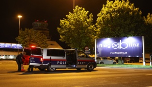 Bombendrohung: Flughafen in H�rsching durch gr��eres Polizeiaufgebot abgesperrt