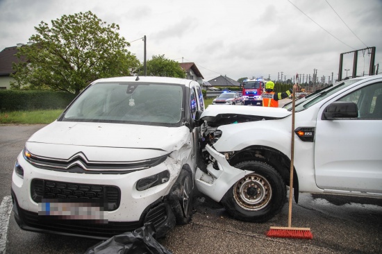 Schwere Kreuzungskollision zwischen zwei Fahrzeugen in Marchtrenk
