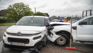 Schwere Kreuzungskollision zwischen zwei Fahrzeugen in Marchtrenk