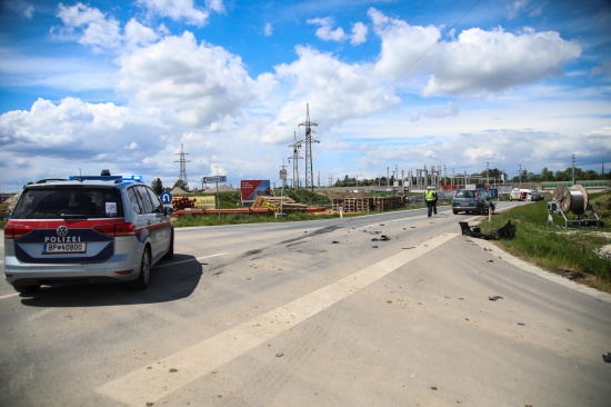 Kreuzungscrash zwischen zwei Autos in Marchtrenk fordert zwei Verletzte