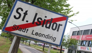 Dachausstieg durch Windsensor blockiert - Person sa� am Dach eines B�rogeb�udes in Leonding fest