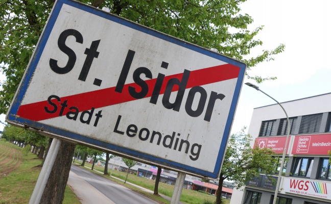 Dachausstieg durch Windsensor blockiert - Person sa� am Dach eines B�rogeb�udes in Leonding fest