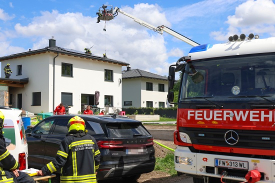 Geb�udebrand: Feuerwehr, Rettung und Polizei bei Brand bei einem Wohnhaus in Stadl-Paura im Einsatz
