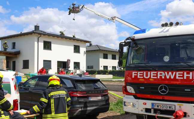 Geb�udebrand: Feuerwehr, Rettung und Polizei bei Brand bei einem Wohnhaus in Stadl-Paura im Einsatz