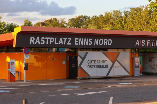 Personenbergung: LKW-Lenker auf Autobahnparkplatz bei Enns leblos in seinem Fahrzeug entdeckt