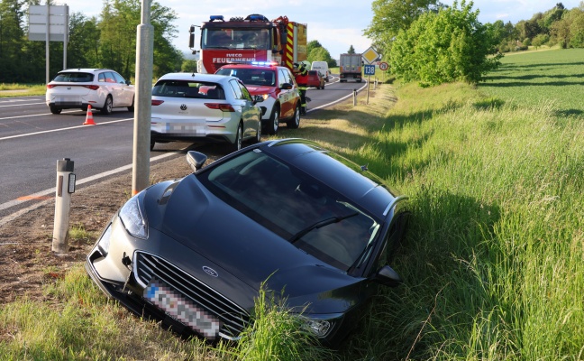 Crash zweier Autos im Kreuzungsbereich der Pyhrnpass Stra�e in Thalheim bei Wels