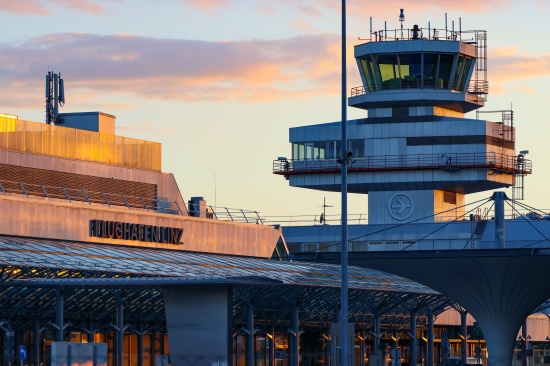 Bombendrohung: Flughafen in H�rsching neuerlich von Polizei ger�umt und auf Sprengstoff durchsucht