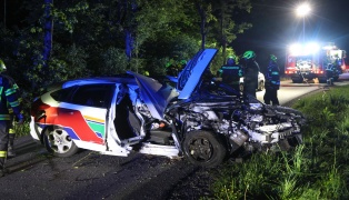Gegen B�ume geprallt: Autolenker bei Verkehrsunfall in Steinerkirchen an der Traun verletzt