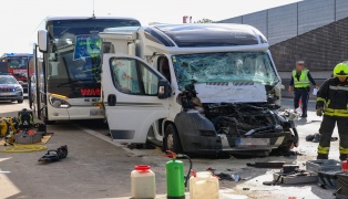 14 Verletzte: Schwerer Crash zwischen Reisebus, Wohnmobil und LKW auf Westautobahn in Ansfelden