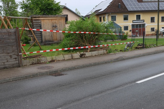 Auto bei Verkehrsunfall in Pichl bei Wels gegen Stra�enlaterne und durch Gartenzaun geschleudert