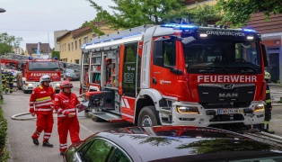 Drei Feuerwehren bei Brand in einem gr��eren Geb�ude in Grieskirchen im Einsatz