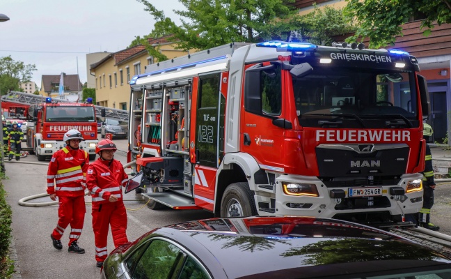 Drei Feuerwehren bei Brand in einem gr��eren Geb�ude in Grieskirchen im Einsatz