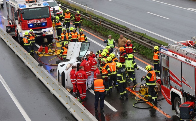 Personenrettung nach schwerem Verkehrsunfall im Baustellenbereich der Welser Autobahn bei Marchtrenk