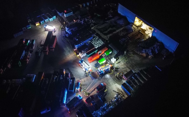 Drei Feuerwehren bei Brand bei einem Entsorgungsunternehmen in Pinsdorf im Einsatz