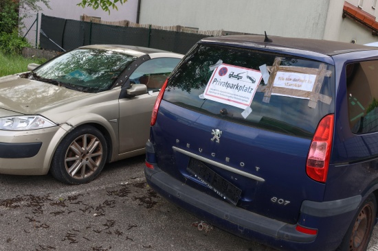 Schrottautos abgestellt: Illegale M�llablagerungen auf Parkplatz in Wels-Pernau vorerst beseitigt