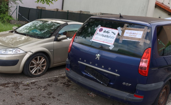 Schrottautos abgestellt: Illegale M�llablagerungen auf Parkplatz in Wels-Pernau vorerst beseitigt