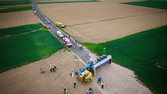 LKW umgest�rzt: Notarzthubschrauber nach schwerem Verkehrsunfall in Auerbach im Einsatz