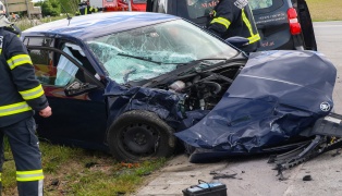 Schwer verletzt: Heftiger Kreuzungscrash zwischen PKW und Transporter in Taiskirchen im Innkreis