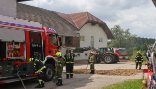 F�nf Feuerwehren bei Brand auf einem Bauernhof in Eschenau im Hausruckkreis im Einsatz