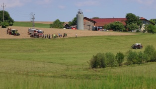 Traktor verunfallt: Einsatzkr�fte zu Personenrettung nach Neukirchen am Walde alarmiert