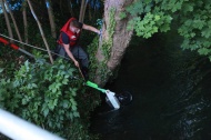 E-Scooter: Feuerwehr in Wels-Lichtenegg bei Bergung eines Leihscooters aus dem M�hlbach im Einsatz