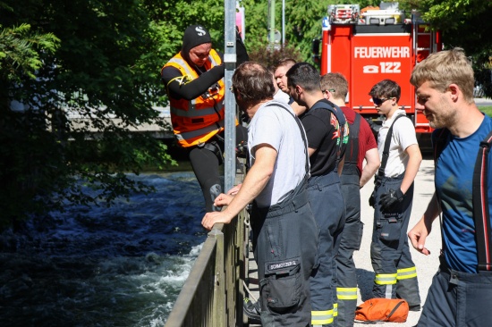 Taucher der Feuerwehr bei Bergung eines Kennzeichens aus dem M�hlbach in Wels-Innenstadt im Einsatz