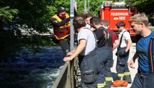 Taucher der Feuerwehr bei Bergung eines Kennzeichens aus dem M�hlbach in Wels-Innenstadt im Einsatz