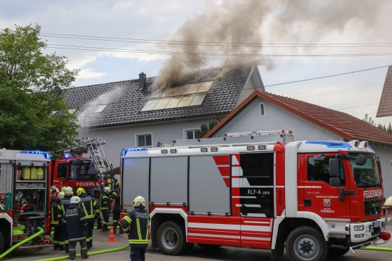 Sieben Feuerwehren bei Dachstuhlbrand an einem Wohnhaus in Waizenkirchen im Einsatz