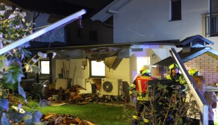 Feuer im Garten eines Wohnhauses in Gunskirchen drohte auf Garage �berzugreifen