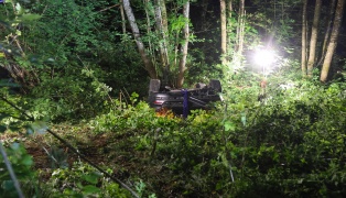 Auto�berschlag: PKW bei Verkehrsunfall in Eschenau im Hausruckkreis in steiles Waldst�ck abgest�rzt