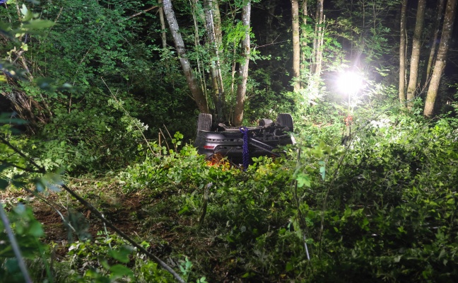 Auto�berschlag: PKW bei Verkehrsunfall in Eschenau im Hausruckkreis in steiles Waldst�ck abgest�rzt