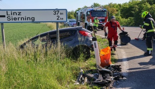 Schwerer Kreuzungscrash zwischen PKW und LKW auf Voralpenstra�e in Sierning