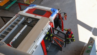 Heikle Situation in Gmunden: Auto drohte im Parkhaus eines Einkaufszentrums in Flammen aufzugehen