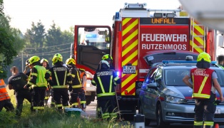 Personenrettung: Auto nach Crash auf der Salzkammergutstra�e bei Regau in B�schung gelandet