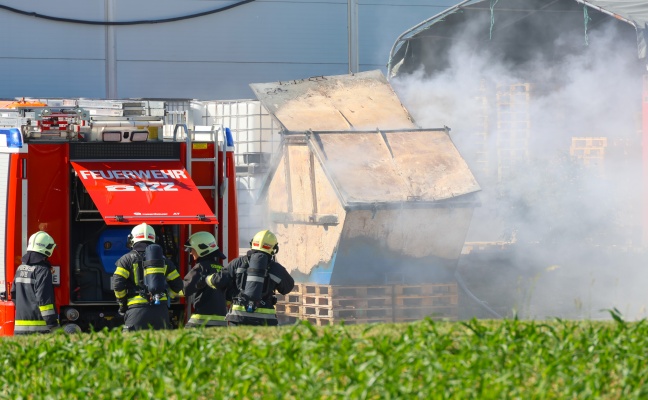 Containerbrand: Gro�aufgebot r�ckte zu Brand bei Chemiebetrieb in Wels-Schafwiesen aus