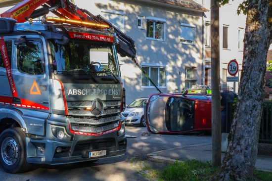 Auto lag nach heftigem Kreuzungscrash in Wels-Innenstadt auf der Fahrerseite