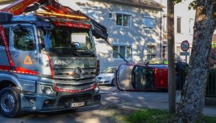 Auto lag nach heftigem Kreuzungscrash in Wels-Innenstadt auf der Fahrerseite