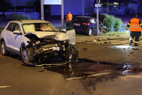 Schwere Kreuzungskollision zwischen zwei Autos in Wels-Pernau fordert drei Verletzte