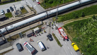 Auto auf Bahn�bergang in Taufkirchen an der Trattnach mit Hochgeschwindigkeitszug kollidiert