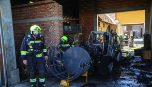 Traktor in Vollbrand: Zehn Feuerwehren zu Brand auf Bauernhof in Wei�kirchen an der Traun alarmiert