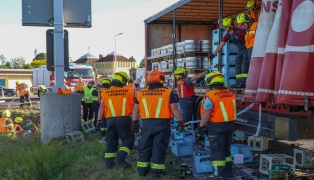 Hopfen und Malz verloren: 180 Bierkisten in Neukirchen bei Lambach aus LKW gest�rzt