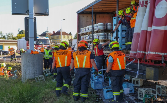 Hopfen und Malz verloren: 180 Bierkisten in Neukirchen bei Lambach aus LKW gest�rzt