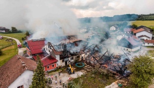 17 Feuerwehren bei Gro�brand auf Bauernhof in Feldkirchen bei Mattighofen im Einsatz