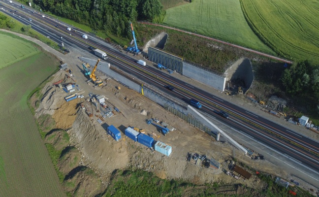 Verfolgungsjagd mit 200 km/h: Flucht vor Polizei endet mit Crash in Autobahnbaustelle in Aistersheim