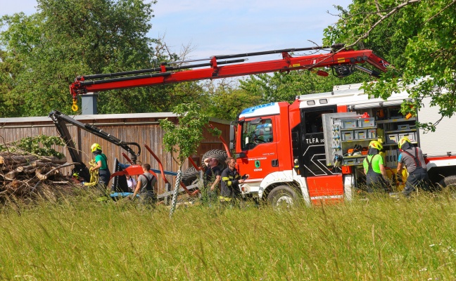 Holzr�ckeanh�nger umgest�rzt: Einsatzkr�fte befreiten nach Unfall in Kremsm�nster eingeklemmten Mann