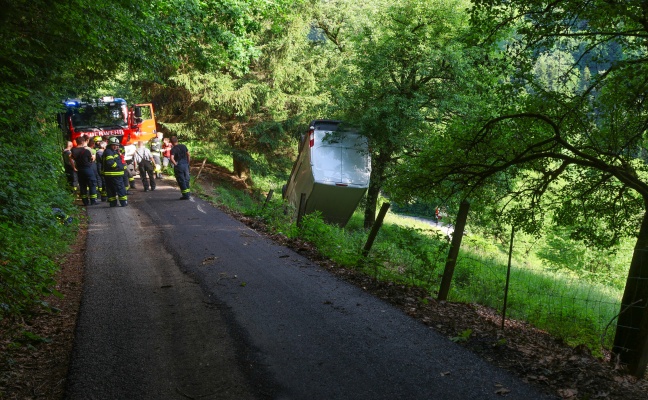 Steinbach an der Steyr: Baum rettet Pakettransporter nach �berschlag vor folgenschwerem Absturz