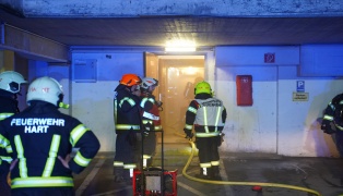 Drei Feuerwehren bei Kellerbrand in einer Wohnanlage in Leonding im Einsatz